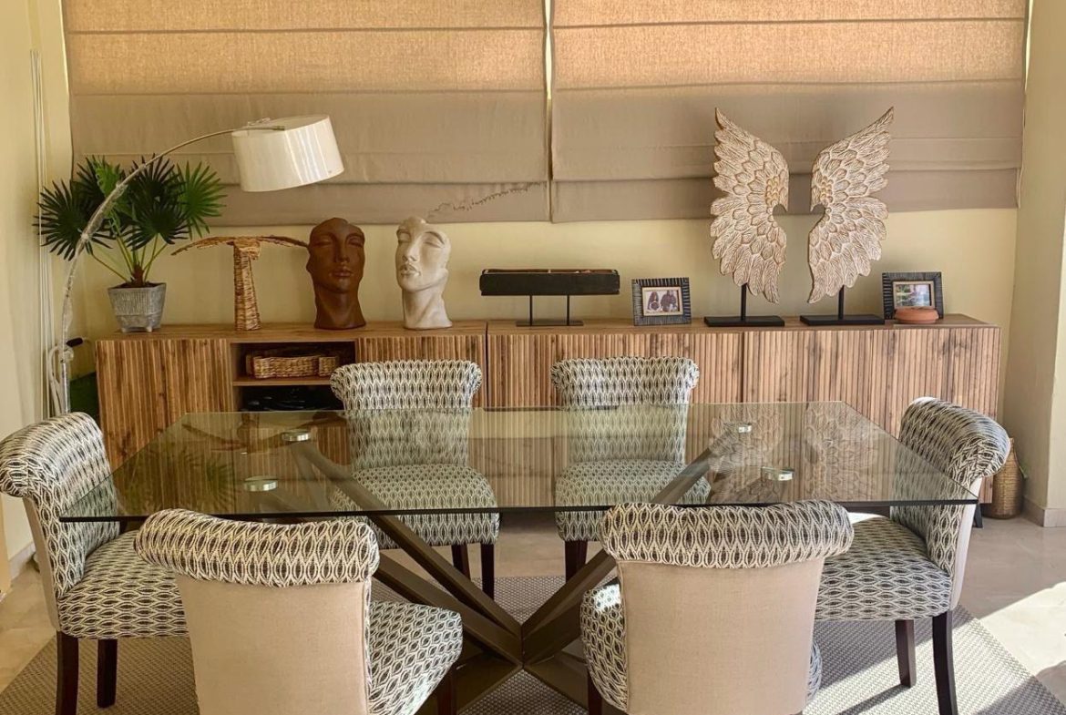 Dining room with table and chairs inside a duplex apartment in San Roque Club Sotogrande.