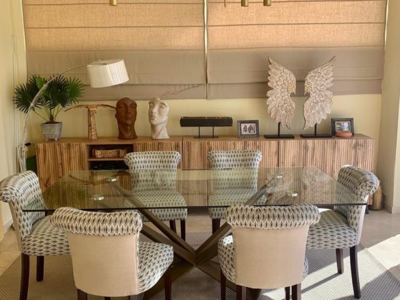 Dining room with table and chairs inside a duplex apartment in San Roque Club Sotogrande.
