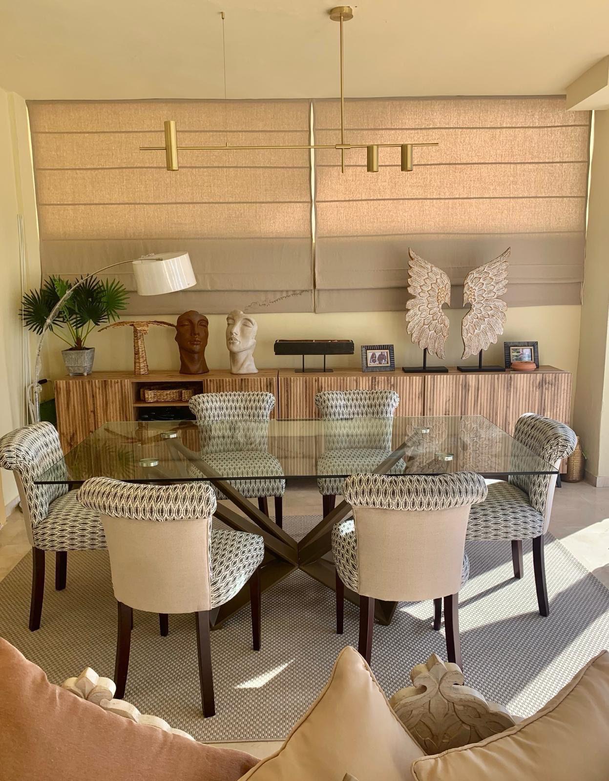 Dining room with table and chairs inside a duplex apartment in San Roque Club Sotogrande.