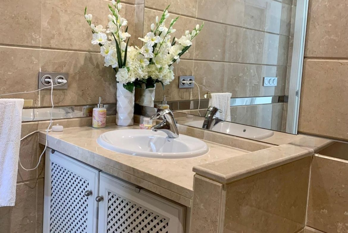 Bathroom with marble finishes in a duplex apartment in San Roque Club Sotogrande.