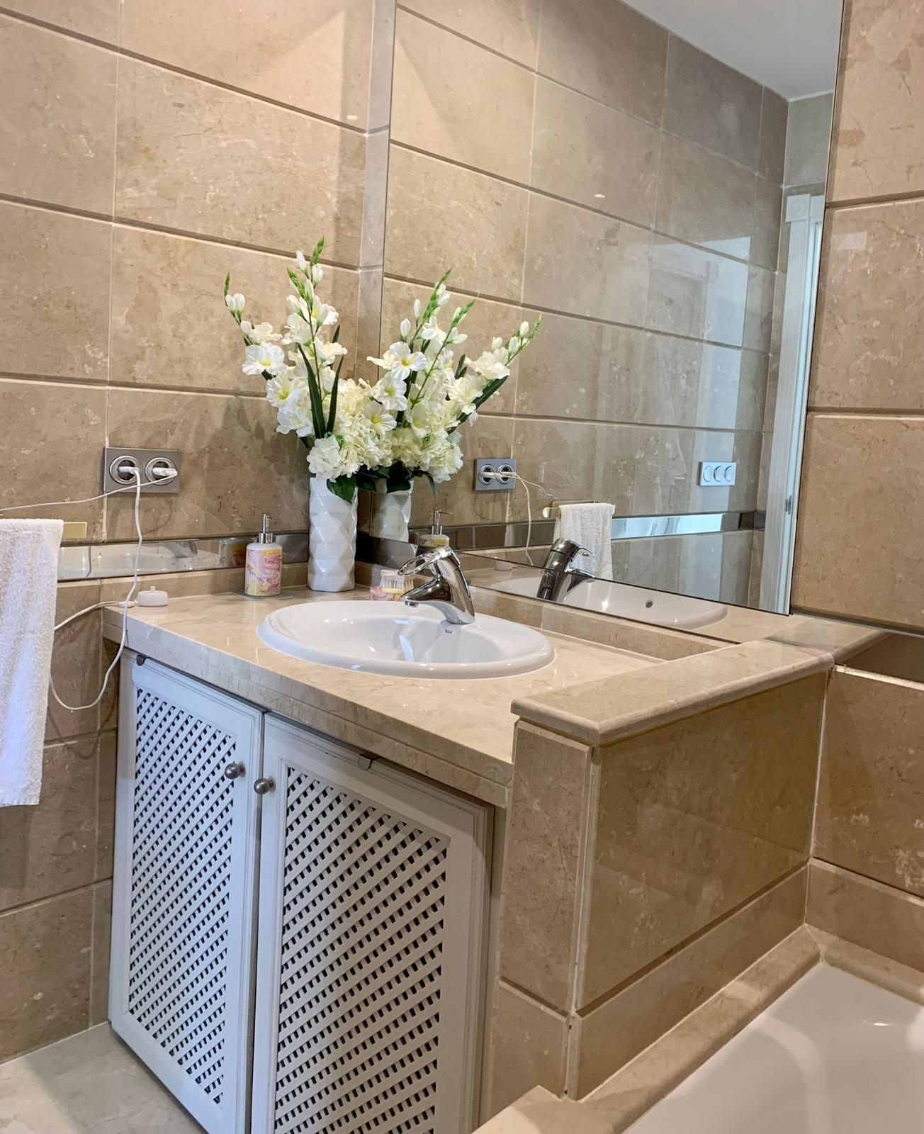 Bathroom with marble finishes in a duplex apartment in San Roque Club Sotogrande.