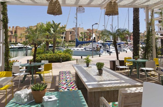 Art galleries and boutiques at Mercado de Levante Sotogrande